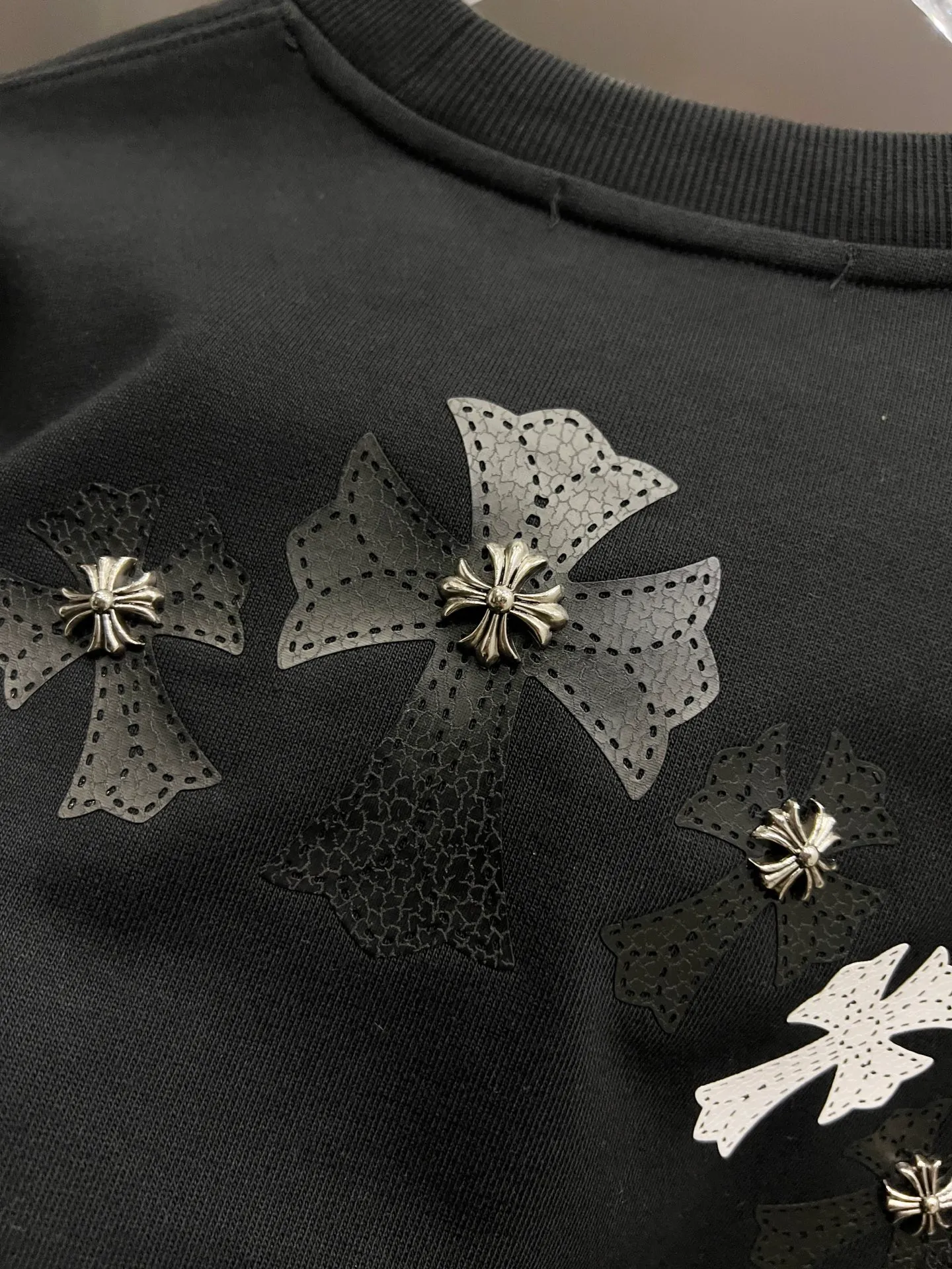 🅿️280 CH Crowe 2025 Autumn and Winter New Style Round Neck Long Sleeve Sweater Cross Patch Leather + Customized Hardware Metal Horseshoe Sanskrit Characters + Middle Eastern Australian Diamond Design Craftsmanship The real thing is great🔥Same style for men and women, loose version Size S M L XL XXL Five sizes Black White